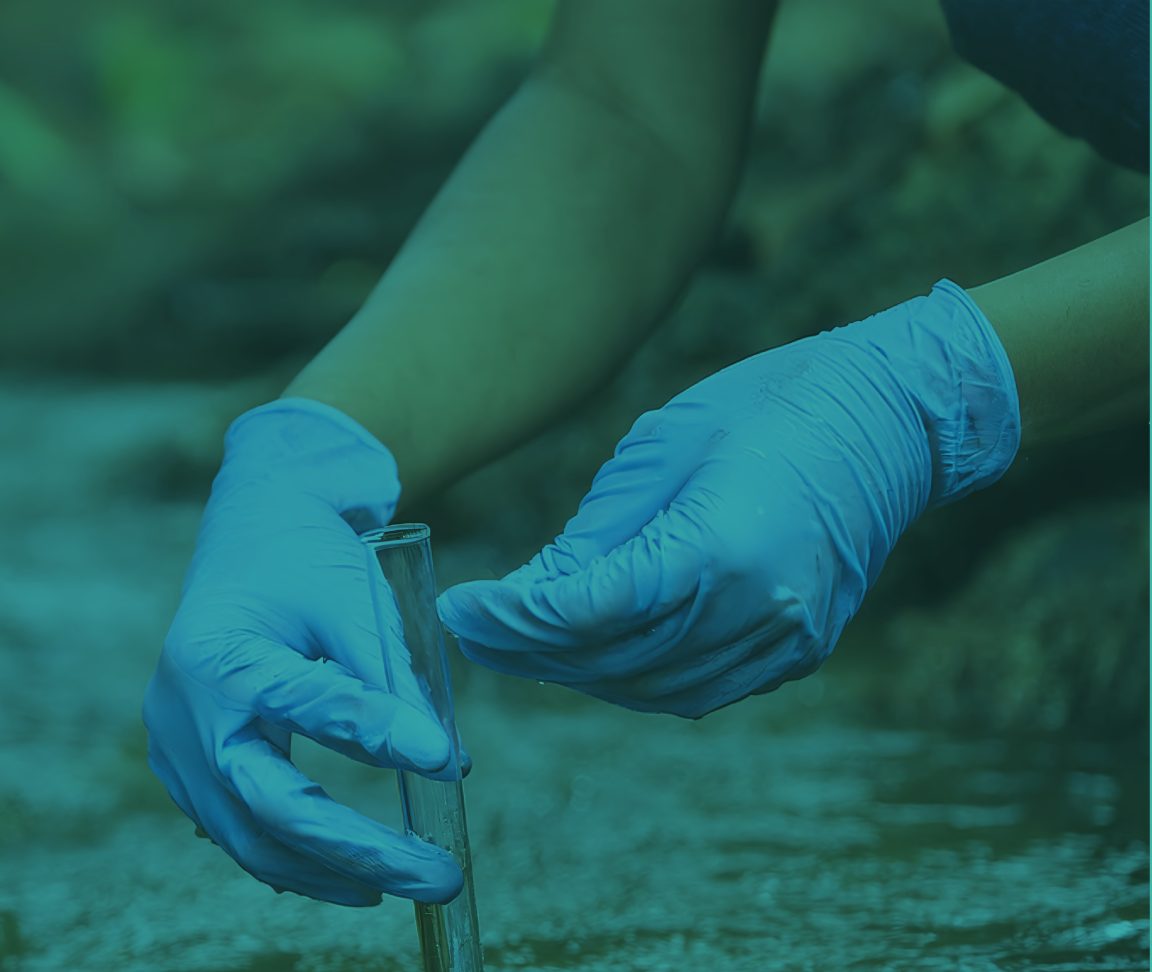 Coleta de amostra de água para análise ambiental