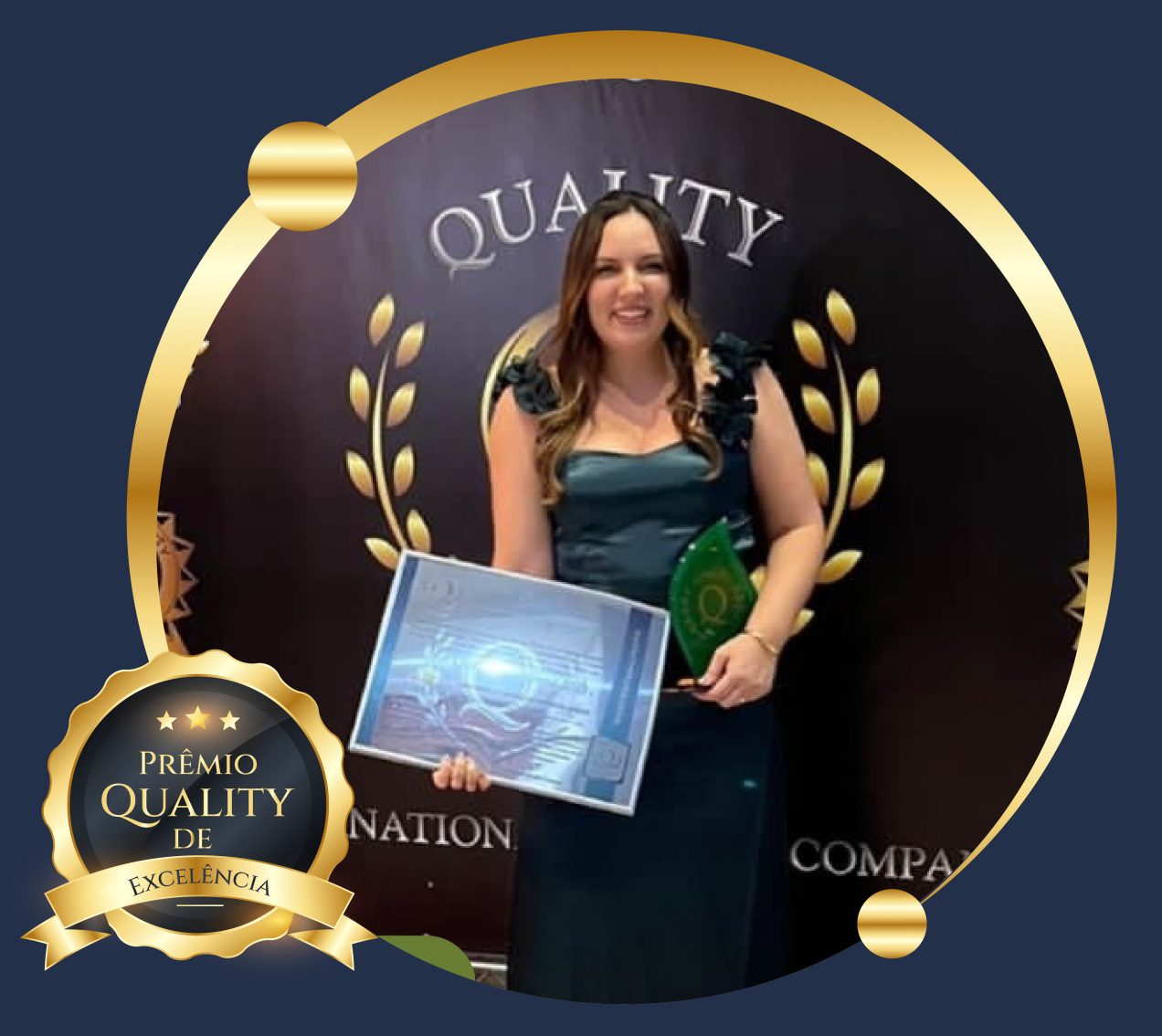 CEO da Universo LP recebendo o Prêmio Quality de Excelência