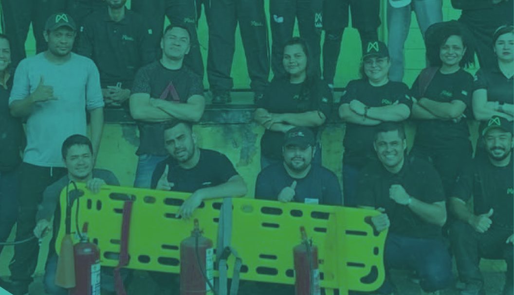 Turma de treinamento de brigada de incêndio com equipamentos de resgate