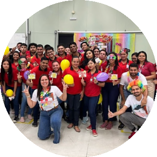 Turma comemorando ao final de um treinamento